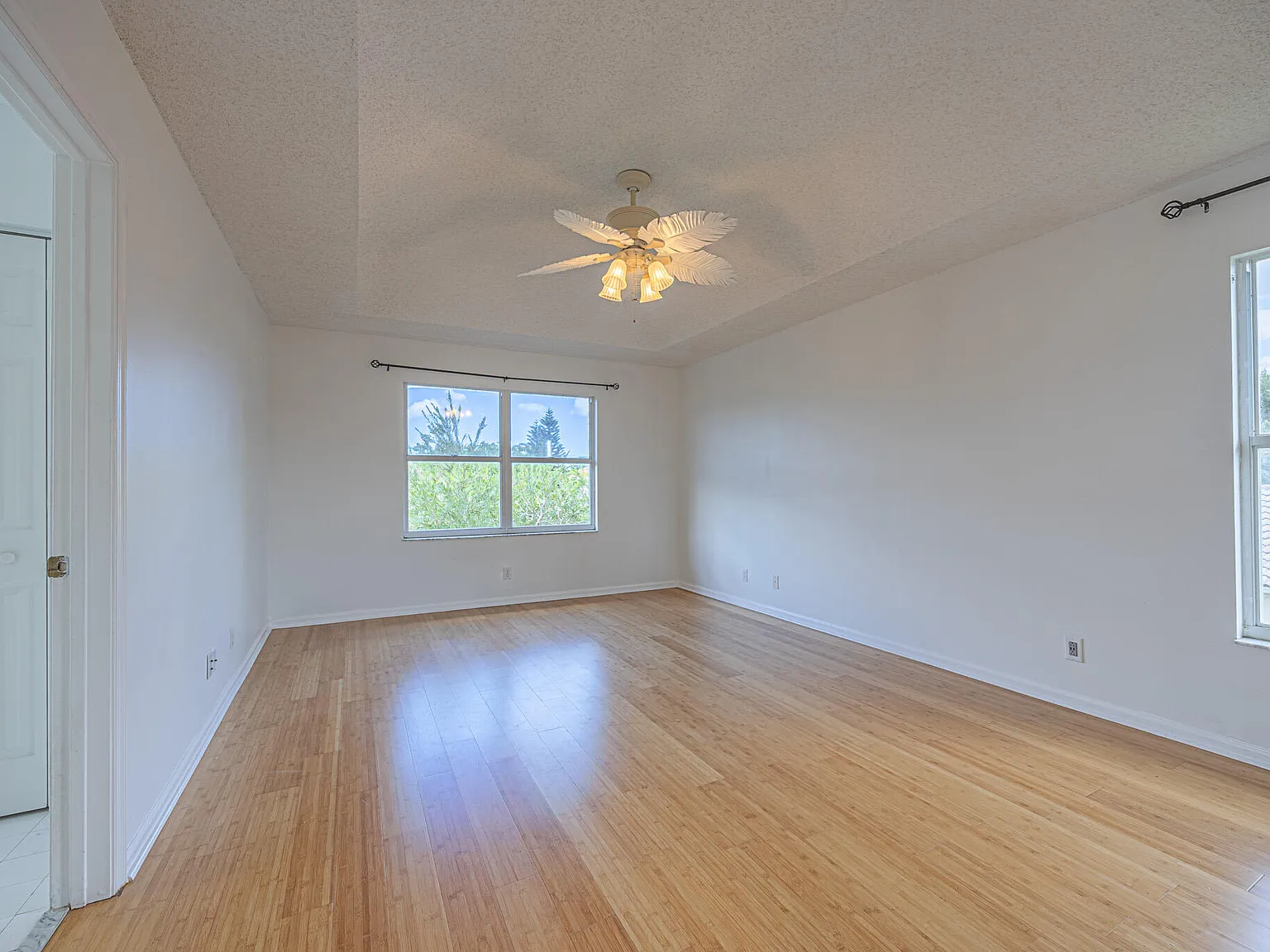 3 bed, 2.5 bath, 1928 sqft, $3,800 — Photo 3