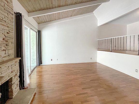 3rd image of 11868 Moorpark St APT C