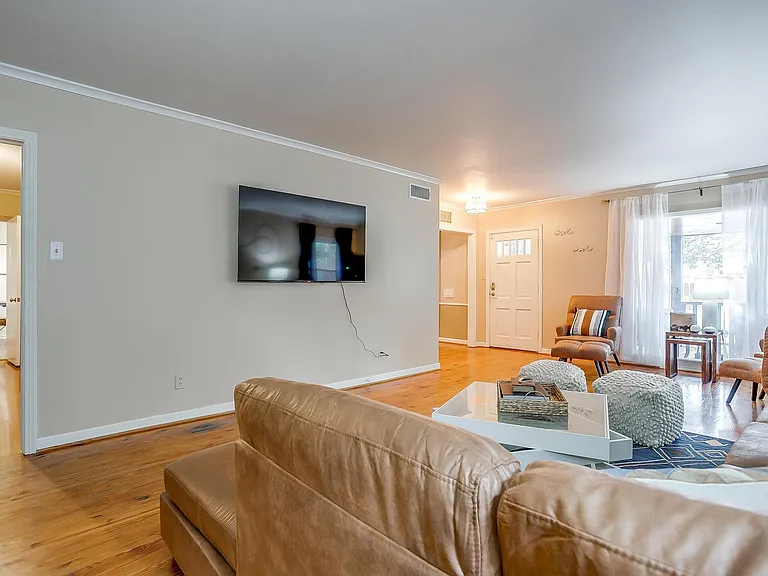1505 N Riverside Dr — Photo 4