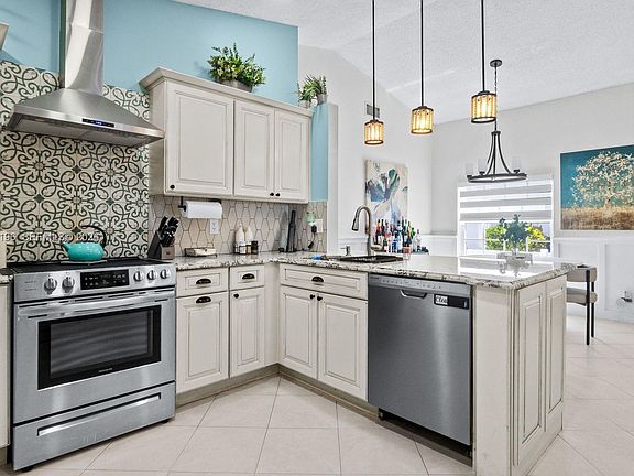 4th image of 17816 SW 10th Ln