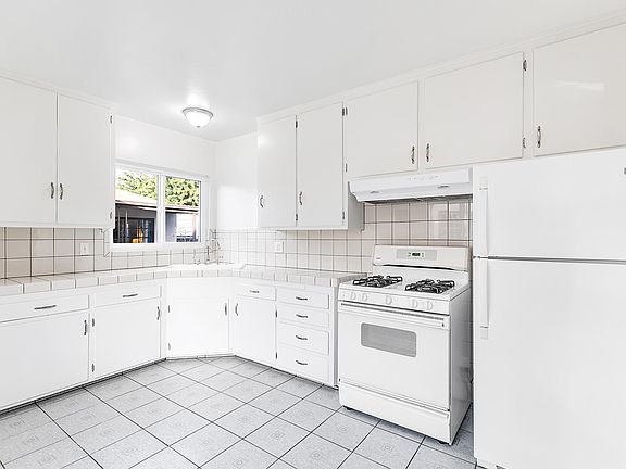 3rd image of 3041 Glenhurst Ave