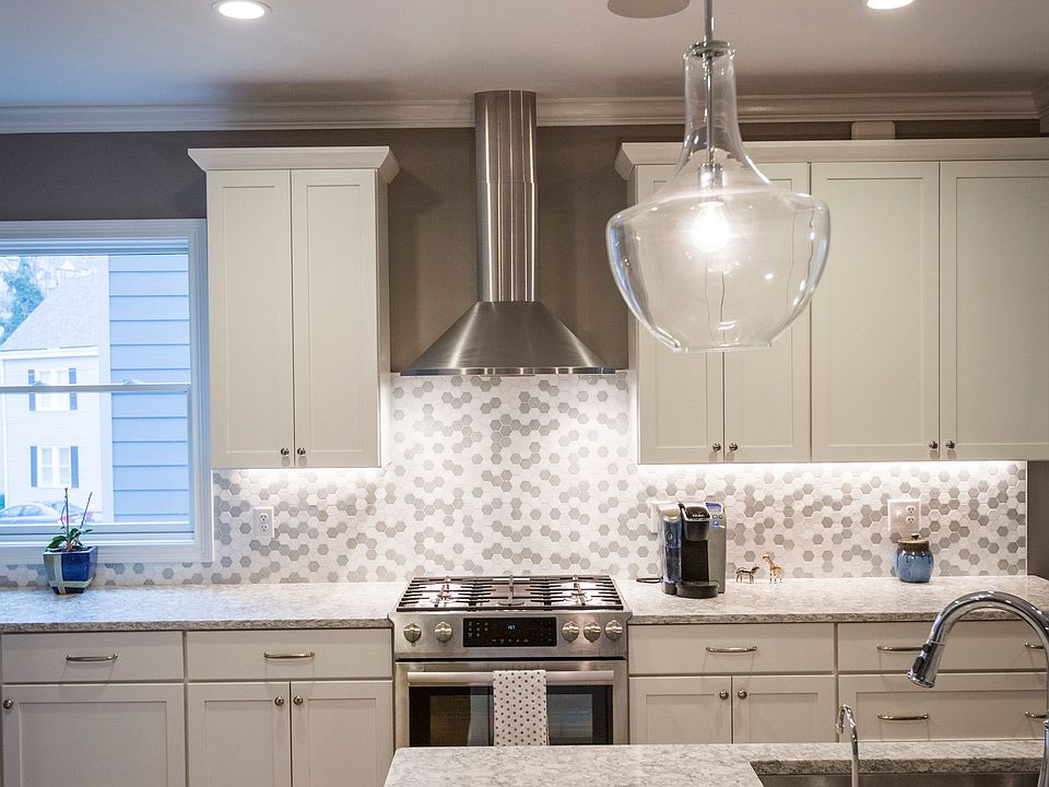 Kitchen & Backsplash