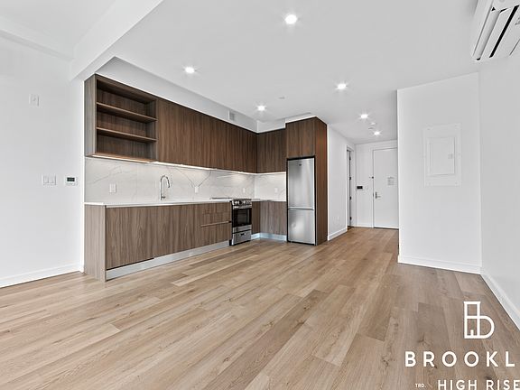 5th image of 50 E 10th St #502