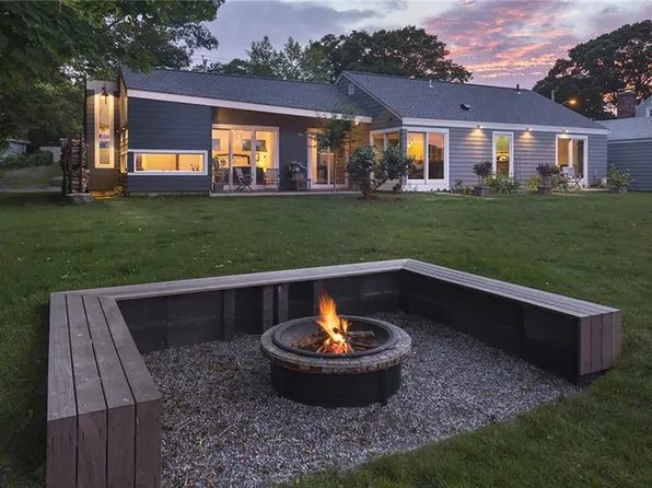 18 Riverside Dr E, Riverside, RI 02915