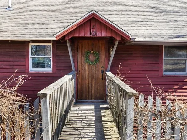 2 Old Colchester Road, Waterford, CT 06375