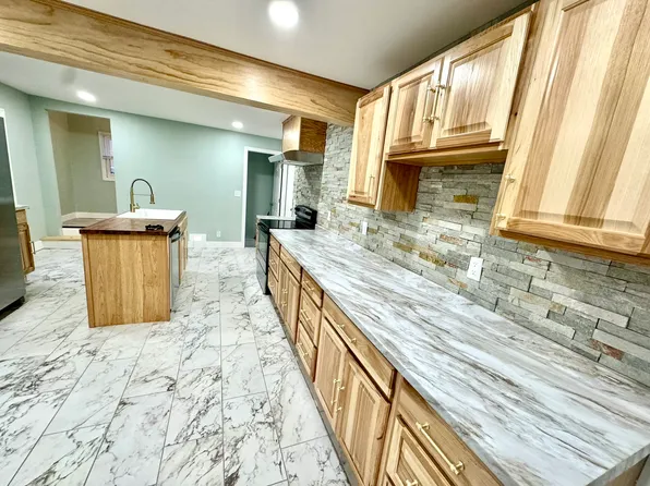 118 W 22nd Ave, Oshkosh, WI 54902