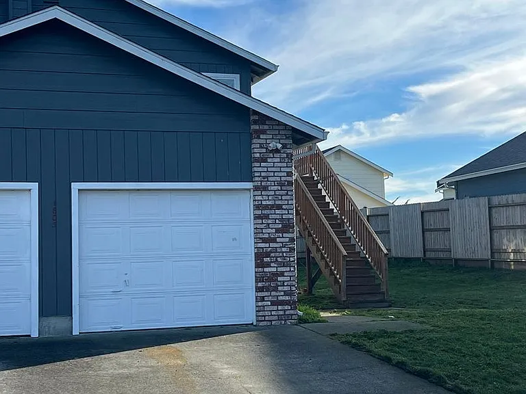 1805 Caroline Ave — Photo 2