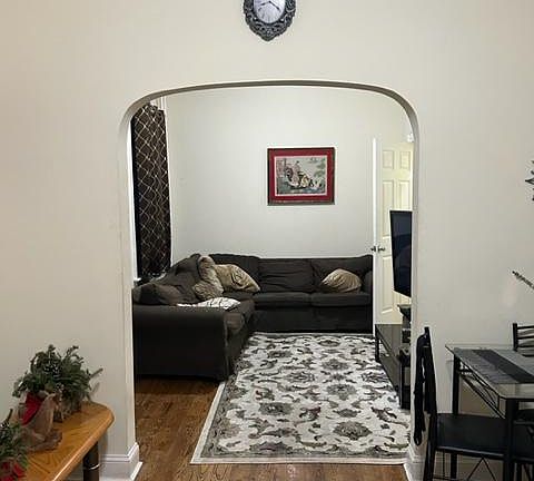 3rd image of 3032 Wilson Ave Floor 1