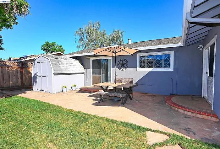 749 Moraga Dr — Photo 18