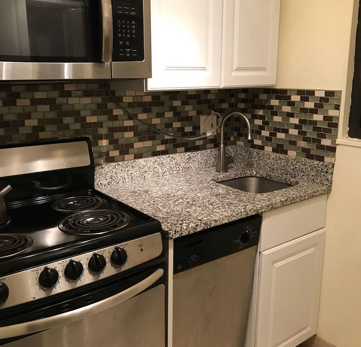 Studio, 400 sqft, $1,900 — Photo 1