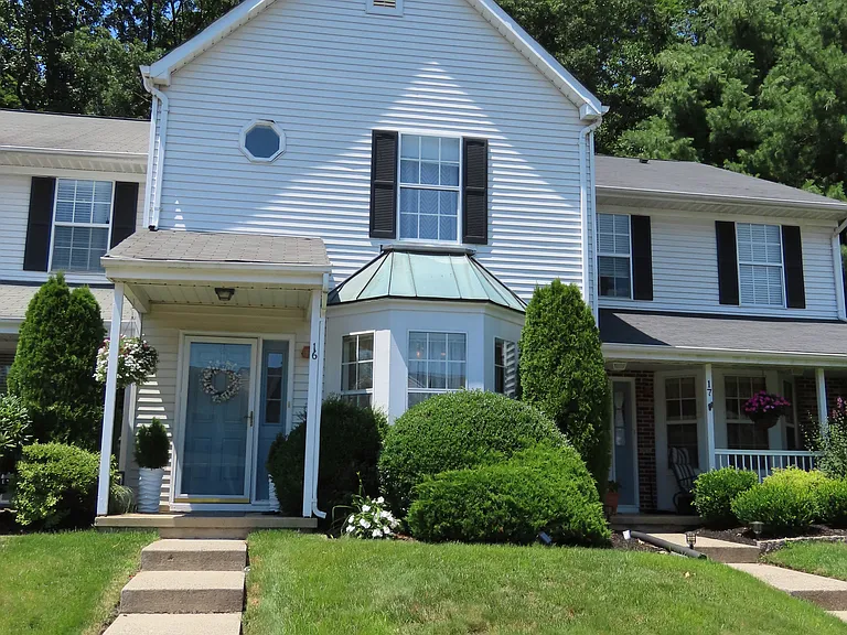 16 Fair Oaks Ct — Photo 1