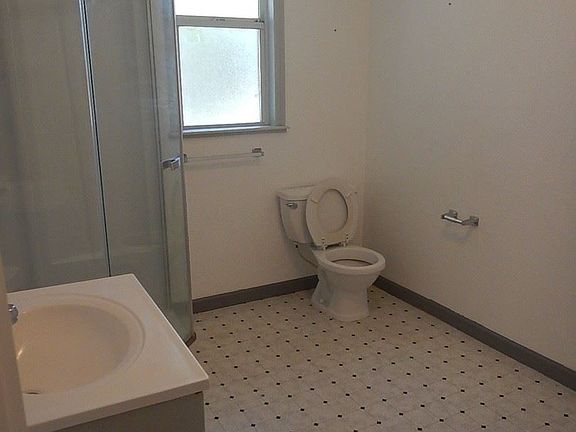 5th image of 215 NE 7th St