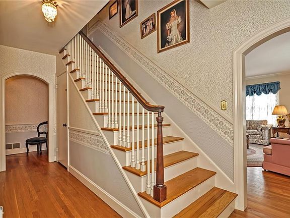 3rd image of 35 Narragansett Ave