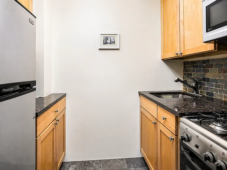 218 E 5th St #2E — Photo 3