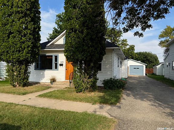 2nd image of 415 McTavish STREET
