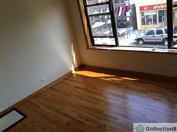 3rd image of 1008 W Belmont Ave APT 5