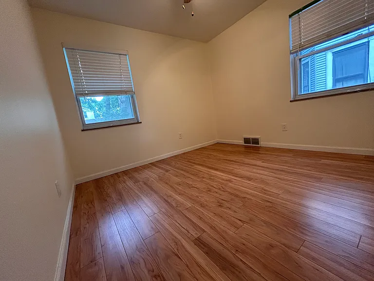 6125 Victoria Ave — Photo 9