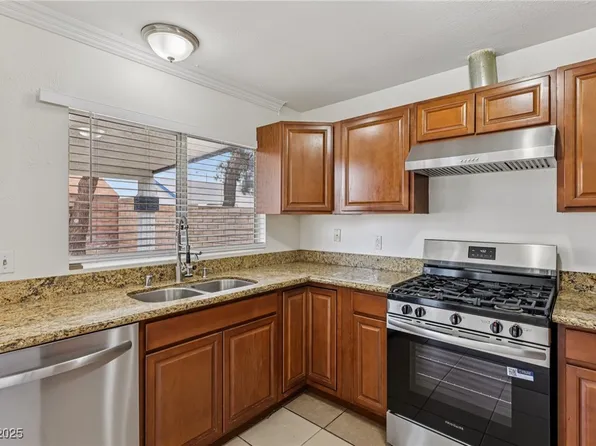 7000 Paddington Way, Las Vegas, NV 89147