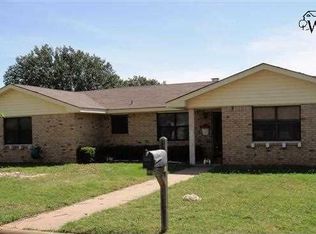 202 S Greenway St, Henrietta, TX 76365