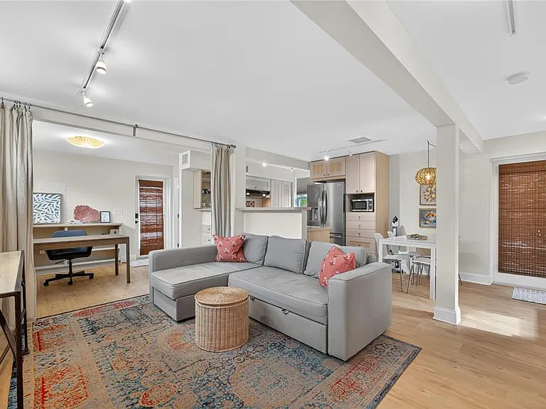 221 13th Ave NE — Photo 36