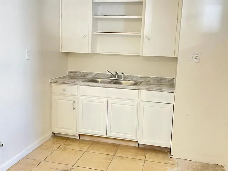 6633 N 67th Ave #8 — Photo 7