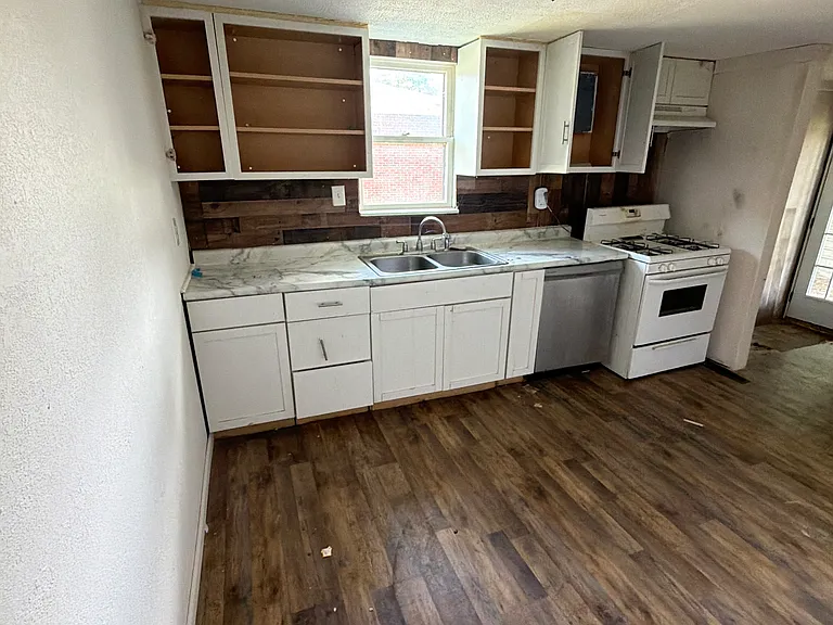 329 Park Ln — Photo 10