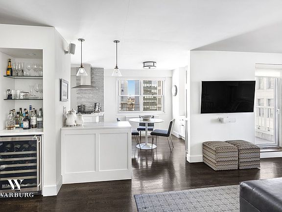 4th image of 70 E 10th St APT 14L