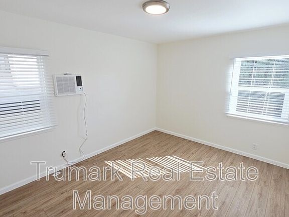 3rd image of 1552 E Wilson Ave