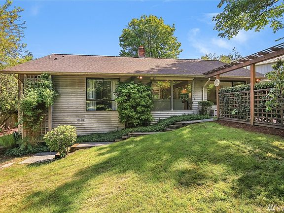 3rd image of 755 Kalmia Ct NW
