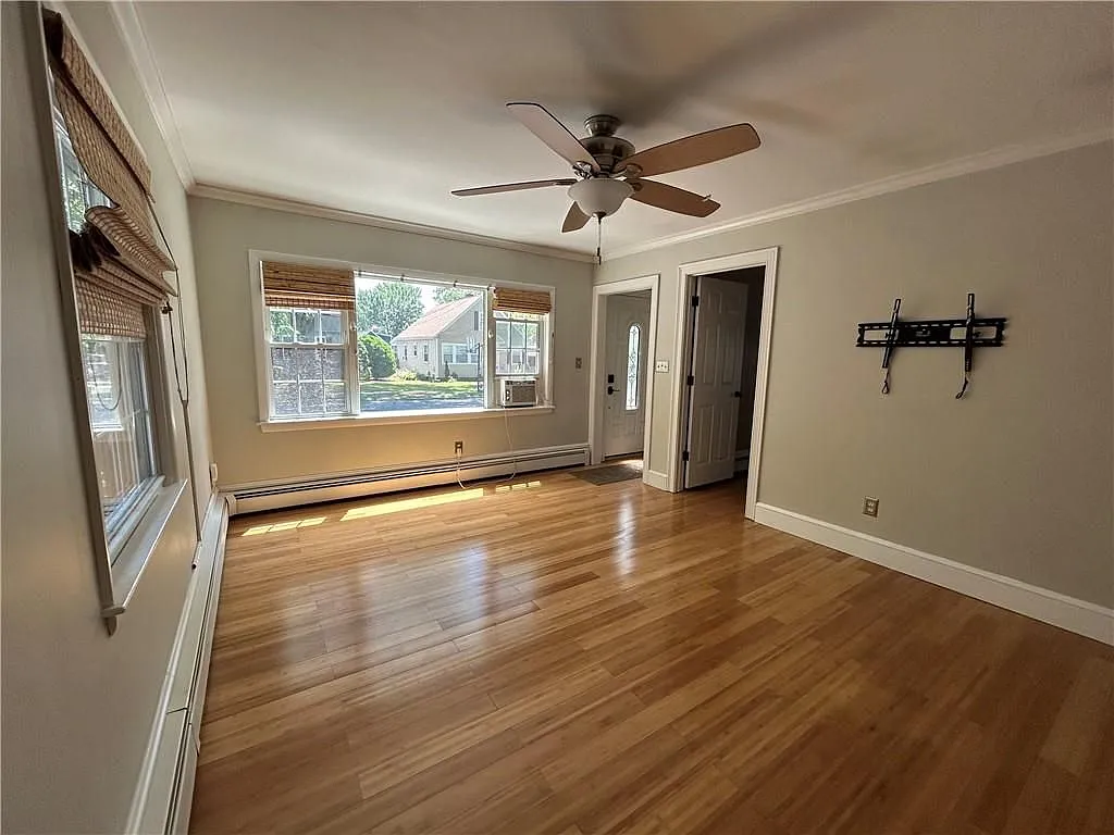 3 bed, 1.0 bath, 1028 sqft, $3,000 — Photo 3