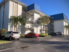 2936 Lake Shore Dr, Riviera Beach, FL