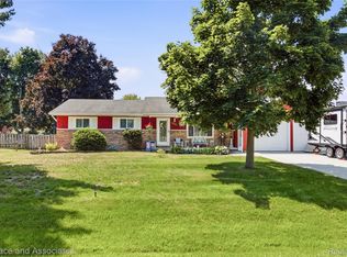 3227 N Shoreview Dr, Fort Gratiot, MI 48059