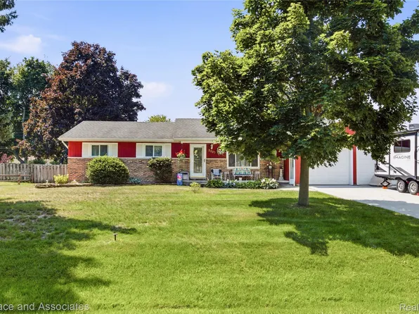 3227 N Shoreview Dr, Fort Gratiot, MI 48059