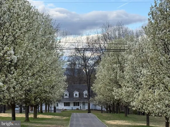 3659 Fairview Dr, Berkeley Springs, WV 25411