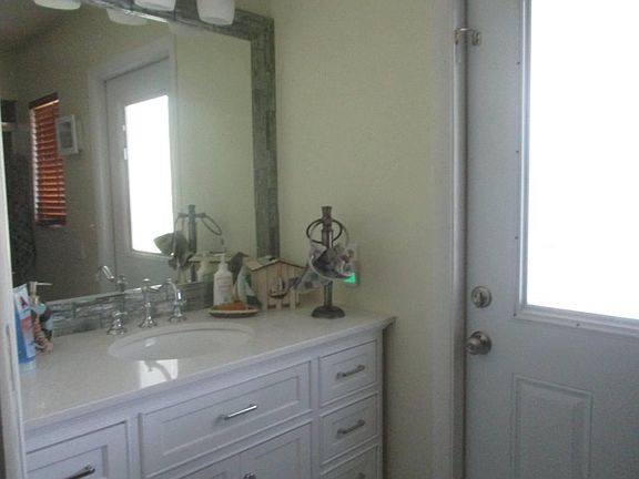 4th image of 724 Meyer Dr