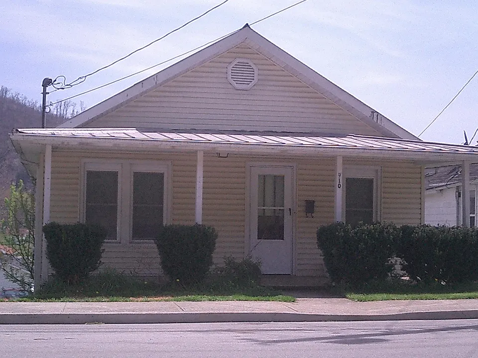 W Main St