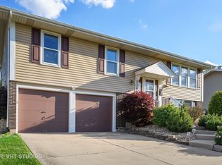 1085 Mayfield Ln, Hoffman Estates, IL 60169