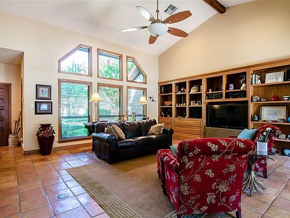 4th image of 405 Hidden Oaks Ln
