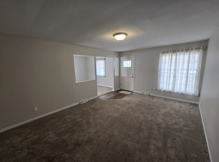 13 S Sycamore Ln, North Aurora, IL 60542