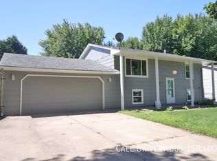 121 N Meyer Ln, Sioux Falls, SD 57103