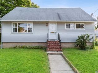 68 Edgewood Rd, Port Washington, NY 11050