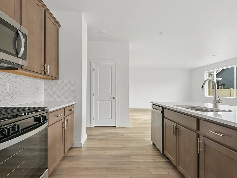 477 W Norwich St — Photo 13