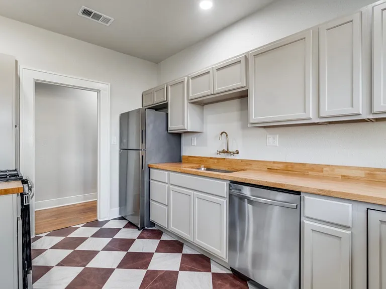 631 N Van Buren Ave — Photo 9