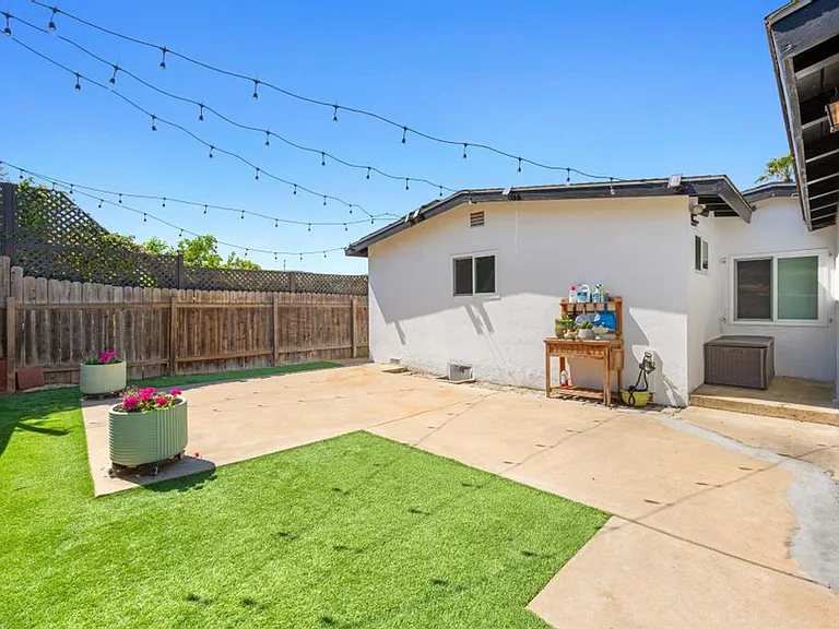 1007 Winston Dr — Photo 26