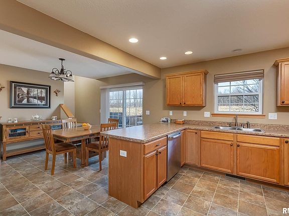 3rd image of 1570 Savannah Cir