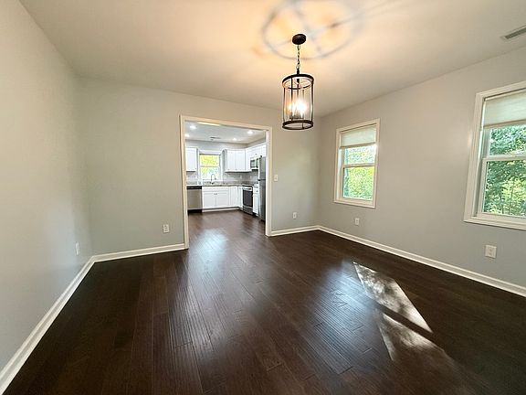 3rd image of 525 Church St