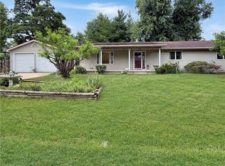 120 Heather Dr, Charleston, IL 61920