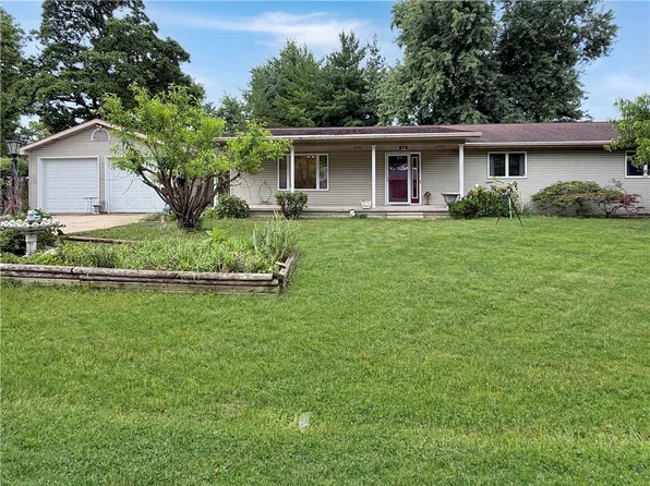 120 Heather Dr, Charleston, IL 61920