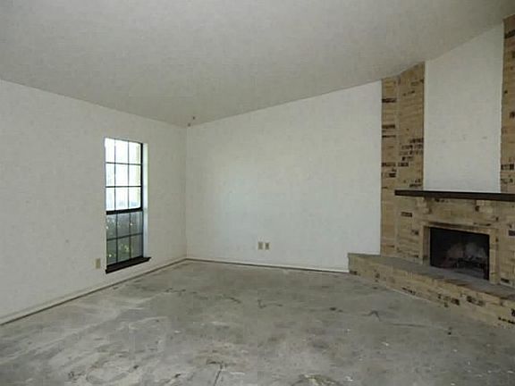 3rd image of 615 Faye St