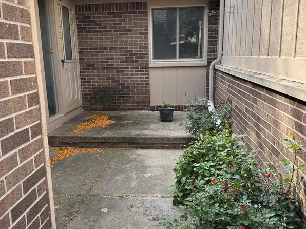 35572 Heritage Ln, Farmington, MI 48335